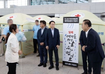 김윤덕 국토부 장관, 첫 행보는 무안공항…"유족 만남이 책임의 첫걸음"