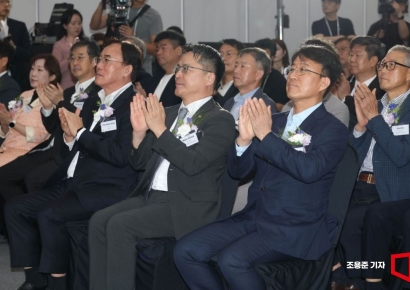 [포토] 박수치는 문신학 차관과 이청 협회장