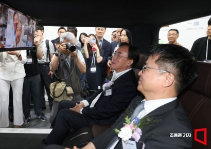[포토] 자율주행차량에서 영상통화 체험하는 문신학 차관