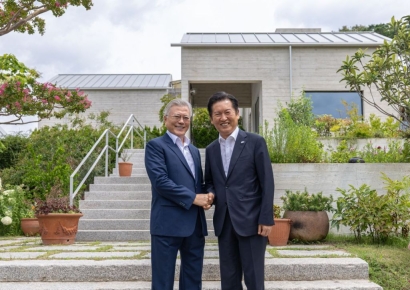 정청래 만난 문재인 "개혁 빠르게 잘 해달라"…조국 사면은 언급 안해