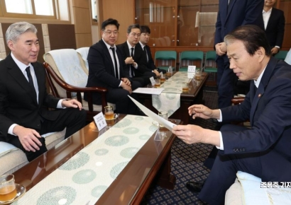 [포토] 정의선 회장이 보낸 취임 축하문서 보는 권오을 장관