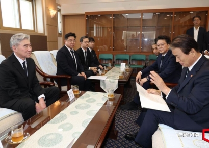[포토] 정의선 회장이 보낸 축하문서 보는 권오을 장관