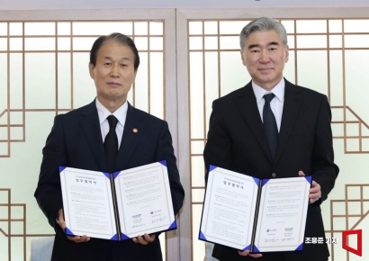 [포토] 업무협약식 하는 권오을 장관과 성김 현대차 전략기획담당