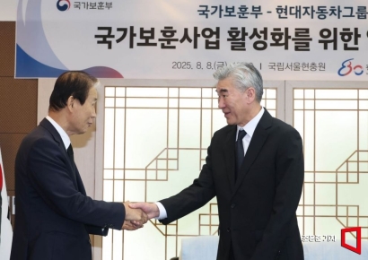 [포토] 악수하는 권오을 장관과 성김 현대차 전략기획담당