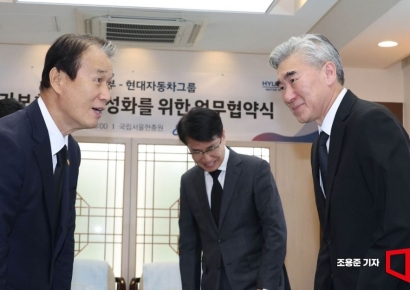 [포토] 인사하는 권오을 장관과 성김 전략담당