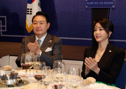 "한국의 전 영부인 부패 혐의로 구속"…국민 사이 돈 소문까지 언급한 외신
