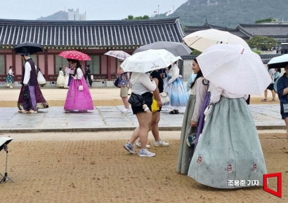 [이미지 다이어리]고궁에서 우중 한 컷…휴대전화도 우산이 필요해 폰은 소중하니까