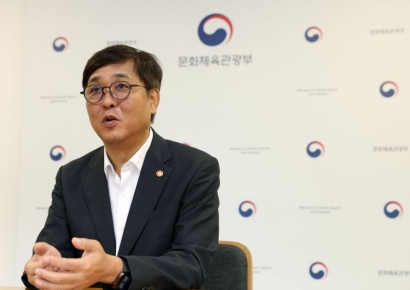최휘영 장관 대학로 방문…뮤지컬 창·제작진 현장 의견 청취