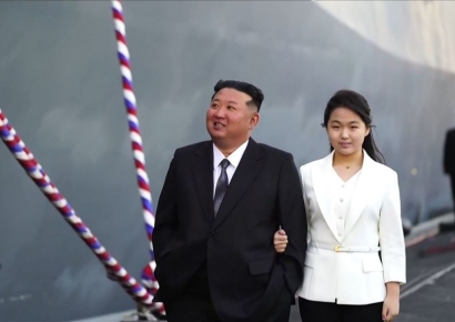 "김주애, 北 통치 첫 여성될 것"…NYT, 김정은 후계자 만드는 법 집중조명