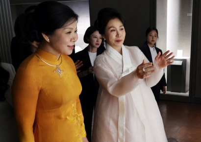 베트남 영부인 "반가사유상 은은한 미소 인상적"…김혜경 여사 "가장 인기있는 뮷즈"