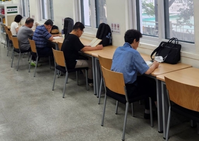 "퇴사 후 계속 가요, 집에선 유튜브만 보게 돼"…도서관서 제2의 인생 찾는다