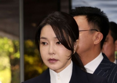 김건희 측 "24일 첫 재판 출석"…피고인석 앉은 법정 모습 공개(종합)