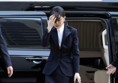 [속보]김건희 구속영장 발부…헌정사 첫 전직 대통령 부부 동시구속