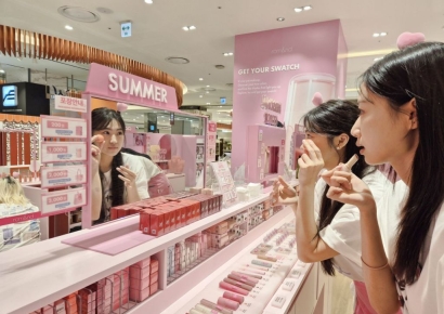 나만의 무드로 물드는 메이크업… 롯데백화점 부산본점, 색조 화장품 브랜드 '롬앤' 팝업스토어
