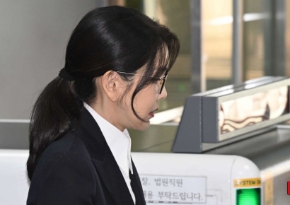 법정 서는 김건희, 정면 대응할 듯…'버티는 尹'과 다른 전략