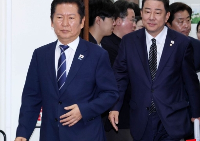 [포토] 최고위원회의 참석하는 정청래-김병기