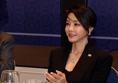 [단독] 자수서에 적힌 김건희 발언…목걸이 받은 후 "도와줄 건 없느냐" "고맙다"