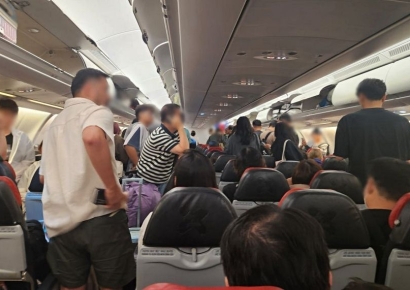 "승무원도 놀라 승객에 되물어"…인천공항 도착했다더니 김포공항 왜 왔나