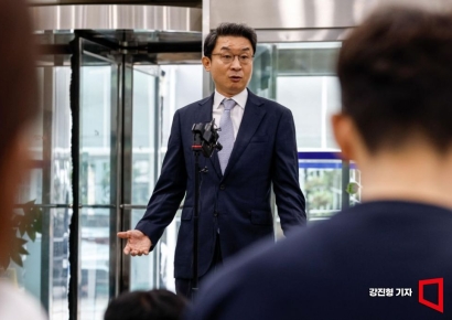 [포토] 취재진 질문에 답하는 이억원 후보자