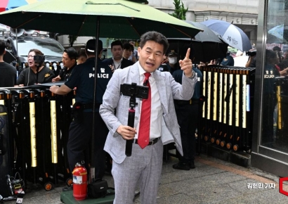[포토] '난동' 전한길 "피해자인 나를 징계?"…국힘 윤리위 출석