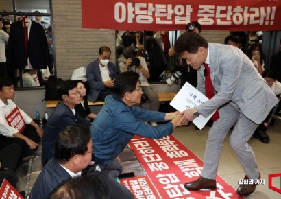 [포토] 김문수 후보와 인사하는 전한길