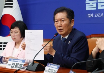 [포토] 징벌적 손해배상 적용 법안 든 정청래 대표