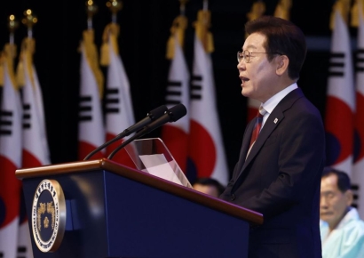 '광복절 경축사' 李대통령 "남북 원수 아냐…어떤 형태의 흡수통일도 하지 않겠다"