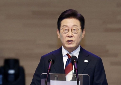 '빛의 임명장' 받은 李대통령 "국민이 주인인 나라로 직진하겠다"