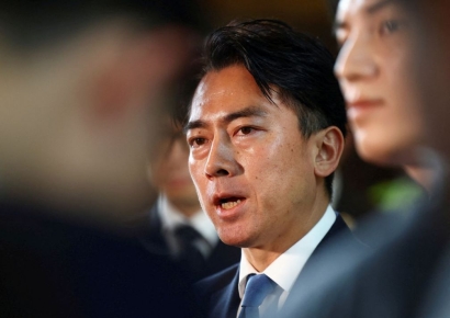 日 유력 총리후보 고이즈미, 야스쿠니 참배…6년째 현직각료 참여(종합)