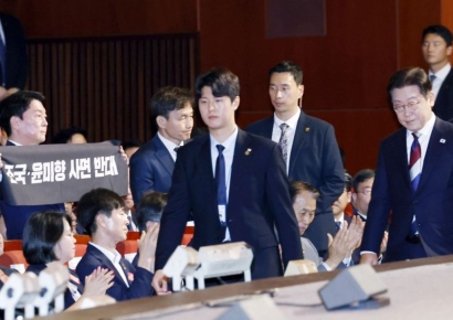 李 대통령 광복절 연설하는데…'조국·윤미향 사면 반대' 플래카드 펼친 안철수