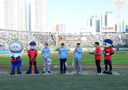 부산보훈청, 롯데자이언츠와 함께한 ‘광복 80년 기념 시구·시타’