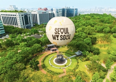 여의도에 '두둥실' 뜨는 야경 맛집…5만명 탄 '서울달' 1년, 무사고 5400회