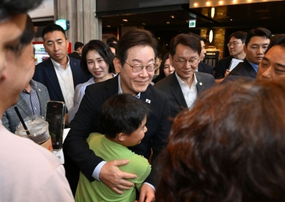 李대통령 부부, 은평구 연서시장 '깜짝 방문'…"소비쿠폰으로 시장에 활력 다행"