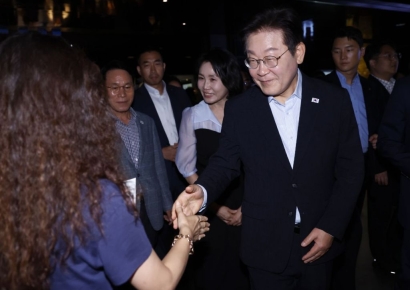 [폴폴뉴스]李대통령 50%대 초반으로 하락…민주당·국민의힘 지지율 오차범위 내로
