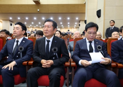 DJ 추모한 정청래 "진정한 용서, 내란척결이라고 했을 것"