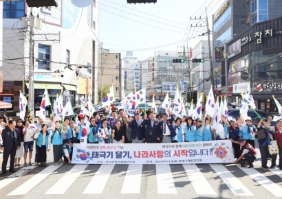 부산 서원시장에 휘날린 태극기… 광복 80주년 '애국의 물결'