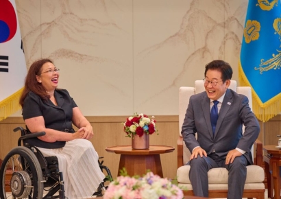 李대통령 접견한 美상원의원 "日 먼저 방문은 한·미·일 협력 강화 의지 보이는 것"