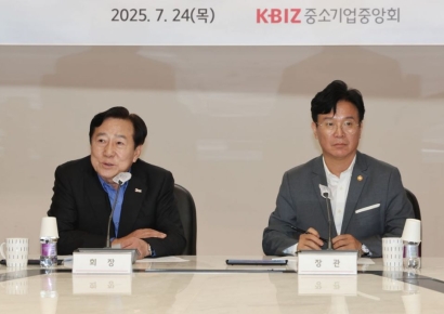 김영훈 장관, '노란봉투법' 처리 앞두고…막판 경영계 달래기