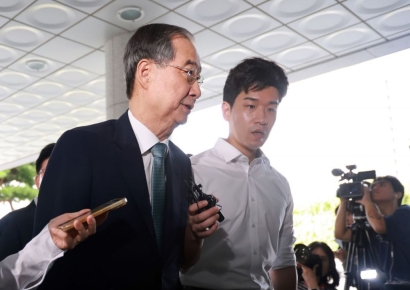 '사후 비상계엄 선포문 작성·폐기 의혹' 한덕수, 내란 특검 출석