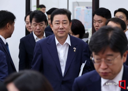 [포토] 원내대책회의 참석하는 김병기