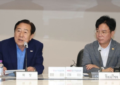 [포토] 김기문 회장 발언 듣는 김영훈 장관