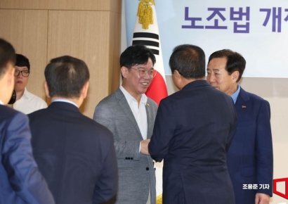 [포토] 중소기업인들과 악수하는 김영훈 장관