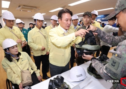 [포토] 방독면 설명 듣는 김민석 국무총리