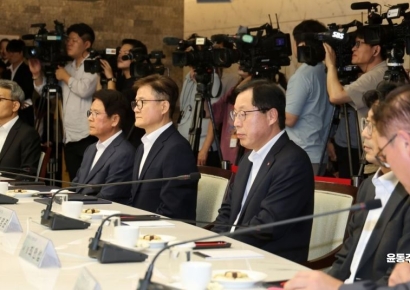 [포토] 굳은 표정의 석유화학업계 대표들