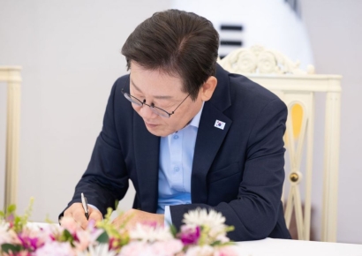 이재명 대통령 "위안부·강제징용 합의 뒤집는 것 바람직하지 않아"