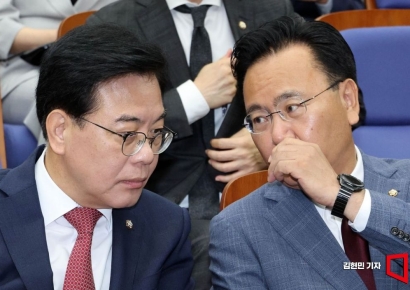 [포토] 대화하는 송언석-유상범