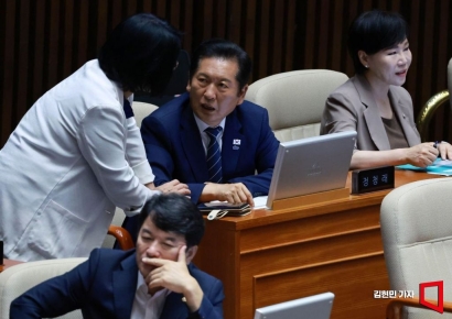 [포토] 과방위원장과 대화하는 정청래