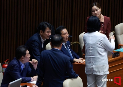 [포토] 본회의장에서 대화하는 민주당 지도부