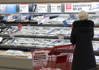 "집밥 먹기도 겁나네"…'사치' 된 서민반찬, 가격 1년 새 치솟았다