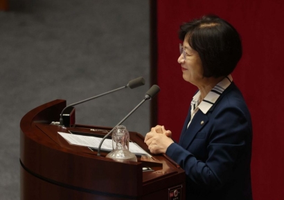 [포토] 미소 짓는 추미애 신임 법사위원장